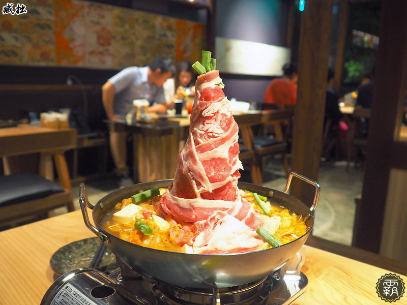 臧拙居酒屋 火山泡菜牛肉鍋肉片堆得像小山 氣氛絕佳的居酒屋 視覺效果也是一級棒 台中宵夜 台中鍋物 台中串燒 試吃 霸子 食樂拼圖